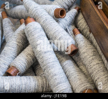 Spulen von Wollgarn in Laxey Woollen Mills, Isle Of Man Stockfoto