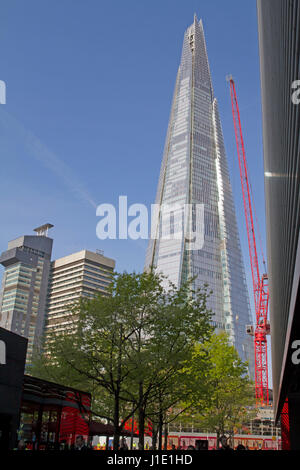 London, UK. 20. April 2017. Blauer Himmel über The Shard London Kredite: Keith Larby/Alamy Live News Stockfoto