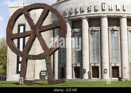 Berlin, Berlin, Deutschland. 20. April 2017. Der Stahl Skulptur "Laufendes Rad" (Englisch: "Running Wheel"), entworfen von RAINER HAUSSMANN im Jahr 1994 vor dem Haupteingang des Volksbuehne Berlin. Die Skulptur wird am Ende der laufenden Saison aus Protest gegen den neuen Direktor CHRIS DERCON demontiert werden. Bildnachweis: Jan Scheunert/ZUMA Draht/Alamy Live-Nachrichten Stockfoto