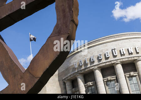 Berlin, Berlin, Deutschland. 20. April 2017. Der Stahl Skulptur "Laufendes Rad" (Englisch: "Running Wheel"), entworfen von RAINER HAUSSMANN im Jahr 1994 vor dem Haupteingang des Volksbuehne Berlin. Die Skulptur wird am Ende der laufenden Saison aus Protest gegen den neuen Direktor CHRIS DERCON demontiert werden. Bildnachweis: Jan Scheunert/ZUMA Draht/Alamy Live-Nachrichten Stockfoto