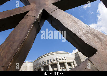 Berlin, Berlin, Deutschland. 20. April 2017. Der Stahl Skulptur "Laufendes Rad" (Englisch: "Running Wheel"), entworfen von RAINER HAUSSMANN im Jahr 1994 vor dem Haupteingang des Volksbuehne Berlin. Die Skulptur wird am Ende der laufenden Saison aus Protest gegen den neuen Direktor CHRIS DERCON demontiert werden. Bildnachweis: Jan Scheunert/ZUMA Draht/Alamy Live-Nachrichten Stockfoto