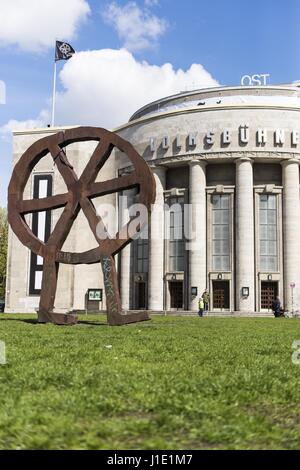 Berlin, Berlin, Deutschland. 20. April 2017. Der Stahl Skulptur "Laufendes Rad" (Englisch: "Running Wheel"), entworfen von RAINER HAUSSMANN im Jahr 1994 vor dem Haupteingang des Volksbuehne Berlin. Die Skulptur wird am Ende der laufenden Saison aus Protest gegen den neuen Direktor CHRIS DERCON demontiert werden. Bildnachweis: Jan Scheunert/ZUMA Draht/Alamy Live-Nachrichten Stockfoto