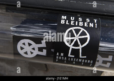 Berlin, Berlin, Deutschland. 20. April 2017. Der Stahl Skulptur "Laufendes Rad" (Englisch: "Running Wheel"), entworfen von RAINER HAUSSMANN im Jahr 1994 vor dem Haupteingang des Volksbuehne Berlin. Die Skulptur wird am Ende der laufenden Saison aus Protest gegen den neuen Direktor CHRIS DERCON demontiert werden. Bildnachweis: Jan Scheunert/ZUMA Draht/Alamy Live-Nachrichten Stockfoto