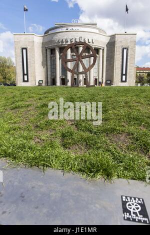 Berlin, Berlin, Deutschland. 20. April 2017. Der Stahl Skulptur "Laufendes Rad" (Englisch: "Running Wheel"), entworfen von RAINER HAUSSMANN im Jahr 1994 vor dem Haupteingang des Volksbuehne Berlin. Die Skulptur wird am Ende der laufenden Saison aus Protest gegen den neuen Direktor CHRIS DERCON demontiert werden. Bildnachweis: Jan Scheunert/ZUMA Draht/Alamy Live-Nachrichten Stockfoto