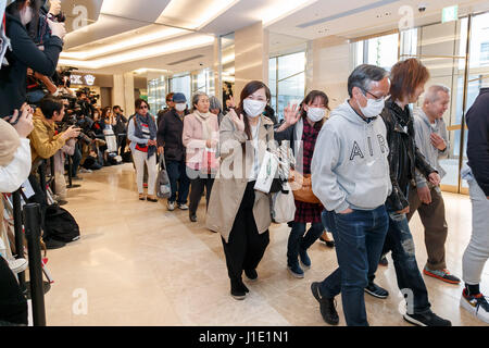 Tokio, Japan. 20. April 2017. Ginza sechs öffnet seine Türen für die Öffentlichkeit am 20. April 2017, Tokio, Japan. Auf dem Land früher besetzt durch Matsuzakaya Kaufhaus errichtet ist Ginza sechs der größten kommerziellen Komplex in Ginza, eines der luxuriösesten Einkaufsviertel in Tokio. Das Gebäude hat 13 Stockwerke über dem Boden und 6 unterirdische und 241 Geschäfte, darunter auch Flagship-Stores für high-End-Marken wie Celine, Dior und Fendi, FuГџboden Essen, Restaurants und Büroräume beherbergt. Bildnachweis: Rodrigo Reyes Marin/AFLO/Alamy Live-Nachrichten Stockfoto