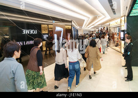 Tokio, Japan. 20. April 2017. Ginza sechs öffnet seine Türen für die Öffentlichkeit am 20. April 2017, Tokio, Japan. Auf dem Land früher besetzt durch Matsuzakaya Kaufhaus errichtet ist Ginza sechs der größten kommerziellen Komplex in Ginza, eines der luxuriösesten Einkaufsviertel in Tokio. Das Gebäude hat 13 Stockwerke über dem Boden und 6 unterirdische und 241 Geschäfte, darunter auch Flagship-Stores für high-End-Marken wie Celine, Dior und Fendi, FuГџboden Essen, Restaurants und Büroräume beherbergt. Bildnachweis: Rodrigo Reyes Marin/AFLO/Alamy Live-Nachrichten Stockfoto