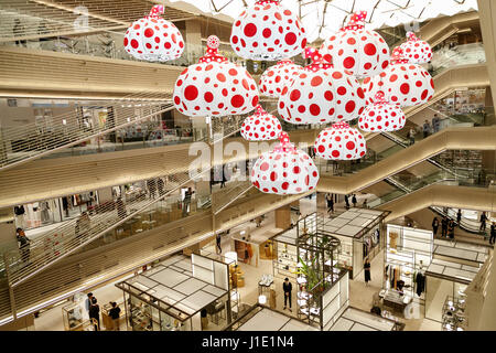 Tokio, Japan. 20. April 2017. Ginza sechs öffnet seine Türen für die Öffentlichkeit am 20. April 2017, Tokio, Japan. Auf dem Land früher besetzt durch Matsuzakaya Kaufhaus errichtet ist Ginza sechs der größten kommerziellen Komplex in Ginza, eines der luxuriösesten Einkaufsviertel in Tokio. Das Gebäude hat 13 Stockwerke über dem Boden und 6 unterirdische und 241 Geschäfte, darunter auch Flagship-Stores für high-End-Marken wie Celine, Dior und Fendi, FuГџboden Essen, Restaurants und Büroräume beherbergt. Bildnachweis: Rodrigo Reyes Marin/AFLO/Alamy Live-Nachrichten Stockfoto