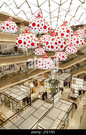 Tokio, Japan. 20. April 2017. Ginza sechs öffnet seine Türen für die Öffentlichkeit am 20. April 2017, Tokio, Japan. Auf dem Land früher besetzt durch Matsuzakaya Kaufhaus errichtet ist Ginza sechs der größten kommerziellen Komplex in Ginza, eines der luxuriösesten Einkaufsviertel in Tokio. Das Gebäude hat 13 Stockwerke über dem Boden und 6 unterirdische und 241 Geschäfte, darunter auch Flagship-Stores für high-End-Marken wie Celine, Dior und Fendi, FuГџboden Essen, Restaurants und Büroräume beherbergt. Bildnachweis: Rodrigo Reyes Marin/AFLO/Alamy Live-Nachrichten Stockfoto