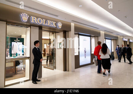 Tokio, Japan. 20. April 2017. Ginza sechs öffnet seine Türen für die Öffentlichkeit am 20. April 2017, Tokio, Japan. Auf dem Land früher besetzt durch Matsuzakaya Kaufhaus errichtet ist Ginza sechs der größten kommerziellen Komplex in Ginza, eines der luxuriösesten Einkaufsviertel in Tokio. Das Gebäude hat 13 Stockwerke über dem Boden und 6 unterirdische und 241 Geschäfte, darunter auch Flagship-Stores für high-End-Marken wie Celine, Dior und Fendi, FuГџboden Essen, Restaurants und Büroräume beherbergt. Bildnachweis: Rodrigo Reyes Marin/AFLO/Alamy Live-Nachrichten Stockfoto