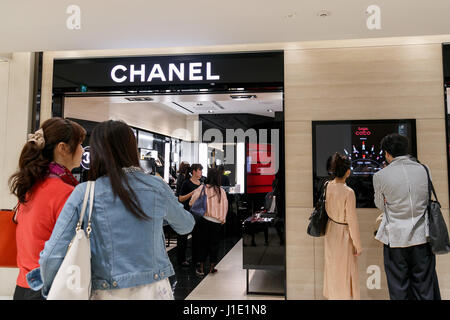 Tokio, Japan. 20. April 2017. Ginza sechs öffnet seine Türen für die Öffentlichkeit am 20. April 2017, Tokio, Japan. Auf dem Land früher besetzt durch Matsuzakaya Kaufhaus errichtet ist Ginza sechs der größten kommerziellen Komplex in Ginza, eines der luxuriösesten Einkaufsviertel in Tokio. Das Gebäude hat 13 Stockwerke über dem Boden und 6 unterirdische und 241 Geschäfte, darunter auch Flagship-Stores für high-End-Marken wie Celine, Dior und Fendi, FuГџboden Essen, Restaurants und Büroräume beherbergt. Bildnachweis: Rodrigo Reyes Marin/AFLO/Alamy Live-Nachrichten Stockfoto
