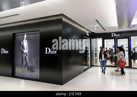 Tokio, Japan. 20. April 2017. Ginza sechs öffnet seine Türen für die Öffentlichkeit am 20. April 2017, Tokio, Japan. Auf dem Land früher besetzt durch Matsuzakaya Kaufhaus errichtet ist Ginza sechs der größten kommerziellen Komplex in Ginza, eines der luxuriösesten Einkaufsviertel in Tokio. Das Gebäude hat 13 Stockwerke über dem Boden und 6 unterirdische und 241 Geschäfte, darunter auch Flagship-Stores für high-End-Marken wie Celine, Dior und Fendi, FuГџboden Essen, Restaurants und Büroräume beherbergt. Bildnachweis: Rodrigo Reyes Marin/AFLO/Alamy Live-Nachrichten Stockfoto