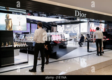 Tokio, Japan. 20. April 2017. Ginza sechs öffnet seine Türen für die Öffentlichkeit am 20. April 2017, Tokio, Japan. Auf dem Land früher besetzt durch Matsuzakaya Kaufhaus errichtet ist Ginza sechs der größten kommerziellen Komplex in Ginza, eines der luxuriösesten Einkaufsviertel in Tokio. Das Gebäude hat 13 Stockwerke über dem Boden und 6 unterirdische und 241 Geschäfte, darunter auch Flagship-Stores für high-End-Marken wie Celine, Dior und Fendi, FuГџboden Essen, Restaurants und Büroräume beherbergt. Bildnachweis: Rodrigo Reyes Marin/AFLO/Alamy Live-Nachrichten Stockfoto