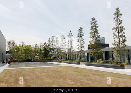 Tokio, Japan. 20. April 2017. Ginza sechs öffnet seine Türen für die Öffentlichkeit am 20. April 2017, Tokio, Japan. Auf dem Land früher besetzt durch Matsuzakaya Kaufhaus errichtet ist Ginza sechs der größten kommerziellen Komplex in Ginza, eines der luxuriösesten Einkaufsviertel in Tokio. Das Gebäude hat 13 Stockwerke über dem Boden und 6 unterirdische und 241 Geschäfte, darunter auch Flagship-Stores für high-End-Marken wie Celine, Dior und Fendi, FuГџboden Essen, Restaurants und Büroräume beherbergt. Bildnachweis: Rodrigo Reyes Marin/AFLO/Alamy Live-Nachrichten Stockfoto