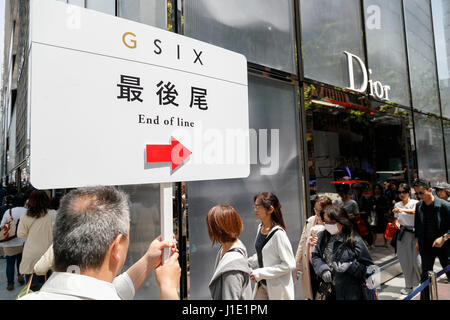 Tokio, Japan. 20. April 2017. Ginza sechs öffnet seine Türen für die Öffentlichkeit am 20. April 2017, Tokio, Japan. Auf dem Land früher besetzt durch Matsuzakaya Kaufhaus errichtet ist Ginza sechs der größten kommerziellen Komplex in Ginza, eines der luxuriösesten Einkaufsviertel in Tokio. Das Gebäude hat 13 Stockwerke über dem Boden und 6 unterirdische und 241 Geschäfte, darunter auch Flagship-Stores für high-End-Marken wie Celine, Dior und Fendi, FuГџboden Essen, Restaurants und Büroräume beherbergt. Bildnachweis: Rodrigo Reyes Marin/AFLO/Alamy Live-Nachrichten Stockfoto