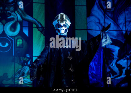 Mailand, Italien 19. April 2017 Ghost Band in Alcatraz durchführen.  Ghost ist eine schwedische Heavy-Metal-Band, die 2008 in Linköping gegründet wurde. [1] im 2010 veröffentlichten sie eine 3-Track-Demo, gefolgt von einer 7" Vinyl mit dem Titel"Elizabeth", und später ihr Debütalbum namensgebende Opus. Die Verleihung nominiert Album wurde allgemein gelobt und ihre Popularität deutlich zugenommen. Ihr zweites Album und major-Label-Debüt Infestissumam im Jahr 2013, debuted an Nr. eine in Schweden veröffentlicht wurde und die Verleihung Award für Best Hard Rock/Metal-Album. Bildnachweis: Alberto Gandolfo/Alamy Live-Nachrichten Stockfoto