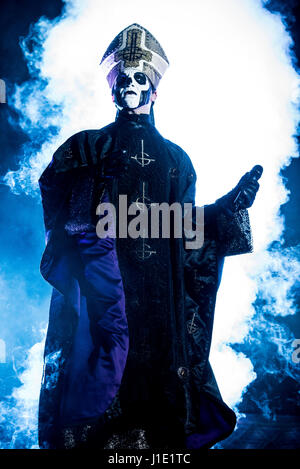 Mailand, Italien 19. April 2017 Ghost Band in Alcatraz durchführen.  Ghost ist eine schwedische Heavy-Metal-Band, die 2008 in Linköping gegründet wurde. [1] im 2010 veröffentlichten sie eine 3-Track-Demo, gefolgt von einer 7" Vinyl mit dem Titel"Elizabeth", und später ihr Debütalbum namensgebende Opus. Die Verleihung nominiert Album wurde allgemein gelobt und ihre Popularität deutlich zugenommen. Ihr zweites Album und major-Label-Debüt Infestissumam im Jahr 2013, debuted an Nr. eine in Schweden veröffentlicht wurde und die Verleihung Award für Best Hard Rock/Metal-Album. Bildnachweis: Alberto Gandolfo/Alamy Live-Nachrichten Stockfoto