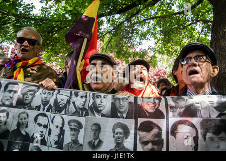 Madrid, Spanien. 20. April 2017. Menschen schreien mit einem Banner vermissten Angehörigen während des Krieges, im Gedenken an den Garten der Kämpfer von "The Nine", das Bataillon der Spanier, die befreite Paris des Nationalsozialismus, in Madrid, Spanien. Bildnachweis: Marcos del Mazo/Alamy Live-Nachrichten Stockfoto