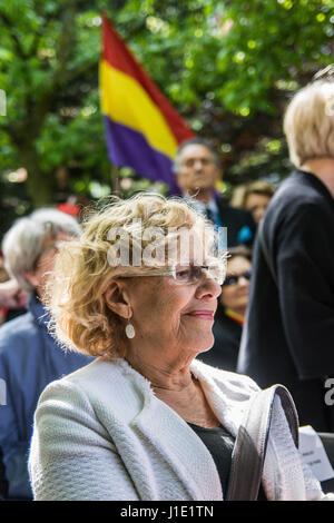 Madrid, Spanien. 20. April 2017. Bürgermeister von Madrid Manuela Carmena während der Gedenkfeier des Gartens der Kämpfer von "The Nine", das Bataillon der Spanier, die befreite Paris des Nationalsozialismus, in Madrid, Spanien. Bildnachweis: Marcos del Mazo /Alamy Live-Nachrichten Stockfoto