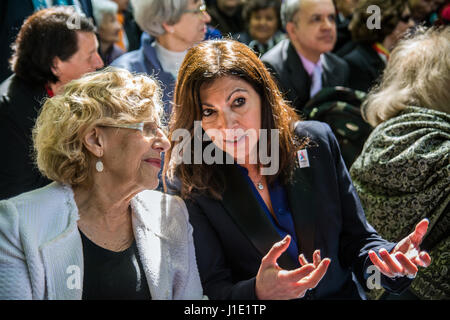 Madrid, Spanien. 20. April 2017. Bürgermeister von Madrid Manuela Carmena (L) und Mayor of Paris Anne Hidalgo (R) während der Gedenkfeier des Gartens der Kämpfer von "The Nine", das Bataillon der Spanier, die befreite Paris des Nationalsozialismus, in Madrid, Spanien. Bildnachweis: Marcos del Mazo /Alamy Live-Nachrichten Stockfoto