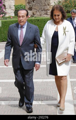 Stierkämpfer Curro Romero und Carmen Tello während Akt ' Äú 25 Aniversario De La Exposicion universal 'Äú EXPO' au Sevilla 1992 ' Äú in RealAlcazar in Sevilla auf Donnerstag, 20. April 2017 Stockfoto