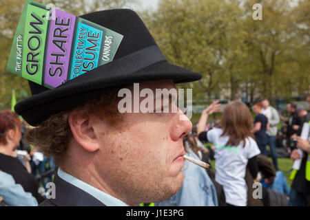 London, UK. 20. April 2017. 420 Cannabis-Rallye. Legalisierung von Cannabis Kämpferin trägt eine pro Cannabis Prospekt in seinen Hut Credit: Steve Parkins/Alamy Live News Stockfoto