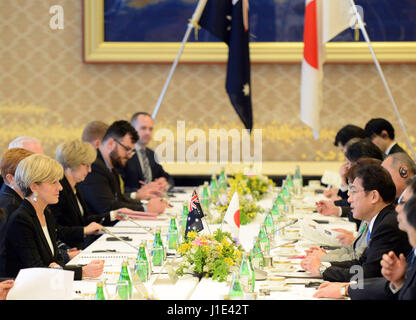 Tokio, Japan. 20. April 2017. Japans Außenminister Fumio Kishida (1. R) und Australiens Außenminister Julie Bishop (1. L) halten Vorträge in Tokio, Japan, 20. April 2017. Bildnachweis: Ma Ping/Xinhua/Alamy Live-Nachrichten Stockfoto