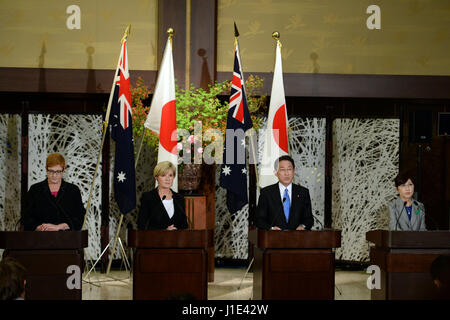 Tokio, Japan. 20. April 2017. Japans Außenminister Fumio Kishida (2. R), Verteidigungsminister Tomomi Inada (1. R) und Australiens Außenminister Julie Bishop (2 L), Verteidigung-Minister Marise Payne eine gemeinsame Pressekonferenz nach besuchen ihrer "zwei-Plus-zwei" spricht in Tokio, Japan, am 20. April 2017. Bildnachweis: Ma Ping/Xinhua/Alamy Live-Nachrichten Stockfoto