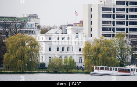 Blick auf das US-Generalkonsulat auf der äußeren Alster in Hamburg, Deutschland, 20. April 2017. Die Räumlichkeiten der US-Delegation werden während des G20-Gipfels genutzt werden, die in dieser Hafenstadt im Juli stattfinden wird. Foto: Daniel Bockwoldt/dpa Stockfoto