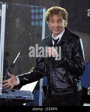 New York, NY, USA. 20. April 2017. Barry Manilow für NBC heute zeigen Konzert auf der Bühne mit Barry Manilow, Rockefeller Plaza, New York, NY 20. April 2017. Bildnachweis: Lee/Everett Collection/Alamy Live-Nachrichten Stockfoto