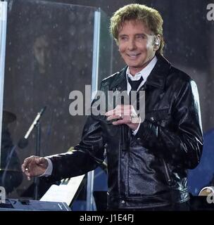 New York, NY, USA. 20. April 2017. Barry Manilow für NBC heute zeigen Konzert auf der Bühne mit Barry Manilow, Rockefeller Plaza, New York, NY 20. April 2017. Bildnachweis: Lee/Everett Collection/Alamy Live-Nachrichten Stockfoto