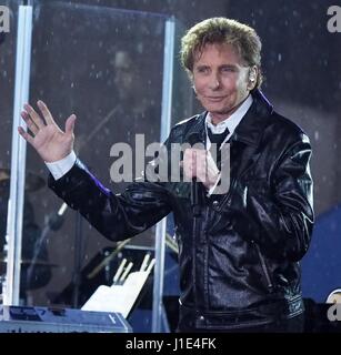 New York, NY, USA. 20. April 2017. Barry Manilow für NBC heute zeigen Konzert auf der Bühne mit Barry Manilow, Rockefeller Plaza, New York, NY 20. April 2017. Bildnachweis: Lee/Everett Collection/Alamy Live-Nachrichten Stockfoto