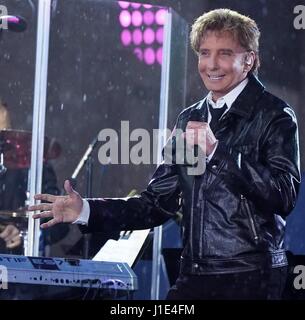 New York, NY, USA. 20. April 2017. Barry Manilow für NBC heute zeigen Konzert auf der Bühne mit Barry Manilow, Rockefeller Plaza, New York, NY 20. April 2017. Bildnachweis: Lee/Everett Collection/Alamy Live-Nachrichten Stockfoto