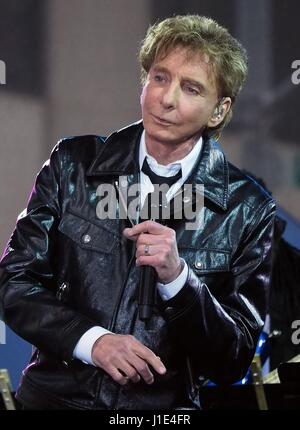 New York, NY, USA. 20. April 2017. Barry Manilow für NBC heute zeigen Konzert auf der Bühne mit Barry Manilow, Rockefeller Plaza, New York, NY 20. April 2017. Bildnachweis: Lee/Everett Collection/Alamy Live-Nachrichten Stockfoto