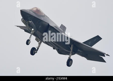 F-35-Tarnjäger der United States Air Force besuchen Großbritannien auf Überseeeinsatz zur RAF Lakenheath in Suffolk. Lockheed F-35A Lightning II Jets der 34th Fighter Squadron fliegen in bedecktem Himmel Stockfoto