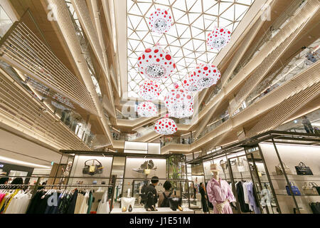 Ginza sechs öffnet seine Türen für die Öffentlichkeit am 20. April 2017, Tokio, Japan. Auf dem Land früher besetzt durch Matsuzakaya Kaufhaus errichtet ist Ginza sechs der größten kommerziellen Komplex in Ginza, eines der luxuriösesten Einkaufsviertel in Tokio. Das Gebäude hat 13 Stockwerke über dem Boden und 6 unterirdische und 241 Geschäfte, darunter auch Flagship-Stores für high-End-Marken wie Celine, Dior und Fendi, FuГџboden Essen, Restaurants und Büroräume beherbergt. Bildnachweis: Rodrigo Reyes Marin/AFLO/Alamy Live-Nachrichten Stockfoto