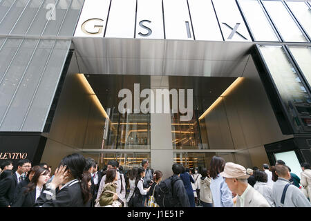 Ginza sechs öffnet seine Türen für die Öffentlichkeit am 20. April 2017, Tokio, Japan. Auf dem Land früher besetzt durch Matsuzakaya Kaufhaus errichtet ist Ginza sechs der größten kommerziellen Komplex in Ginza, eines der luxuriösesten Einkaufsviertel in Tokio. Das Gebäude hat 13 Stockwerke über dem Boden und 6 unterirdische und 241 Geschäfte, darunter auch Flagship-Stores für high-End-Marken wie Celine, Dior und Fendi, FuГџboden Essen, Restaurants und Büroräume beherbergt. Bildnachweis: Rodrigo Reyes Marin/AFLO/Alamy Live-Nachrichten Stockfoto