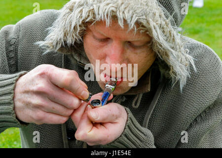 Glasgow, Schottland. 20. April 2017. Auf die sechste jährliche Cannabis Zusammenkunft organisiert von "Glasgow Cannabis Social Club", wandte sich mehrere hundert Anhänger bei Glasgow Green, im Zentrum Stadt, zur Teilnahme an der Veranstaltung organisierte zusammen mit 420 Hempstock (benannt, weil alle Cannabis-Konsumenten und Unterstützer bei 16:20 an diesem Tag Leuchten sollte). Sowie dieses Ereignis in Glasgow hatte ähnliche für London, Durham, Leeds und Derry mit geplanten Musik-Festivals, live-Bands und Redner organisiert. Bildnachweis: Findlay/Alamy Live-Nachrichten Stockfoto