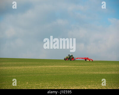 Winterbourne Abbas, Dorset, UK. 20. April 2017. Ein Landwirt nutzt eine riesige Walze Behing einen Traktor Walze ein großes Feld in West Dorset an einem sonnigen Tag. © DTNews/Alamy Leben Stockfoto