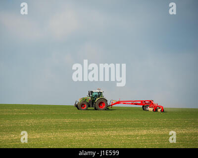 Winterbourne Abbas, Dorset, UK. 20. April 2017. Ein Landwirt nutzt eine riesige Walze Behing einen Traktor Walze ein großes Feld in West Dorset an einem sonnigen Tag. © DTNews/Alamy Leben Stockfoto