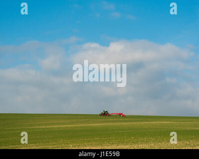 Winterbourne Abbas, Dorset, UK. 20. April 2017. Ein Landwirt nutzt eine riesige Walze Behing einen Traktor Walze ein großes Feld in West Dorset an einem sonnigen Tag. © DTNews/Alamy Leben Stockfoto