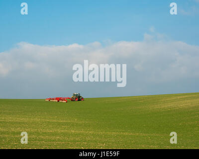 Winterbourne Abbas, Dorset, UK. 20. April 2017. Ein Landwirt nutzt eine riesige Walze Behing einen Traktor Walze ein großes Feld in West Dorset an einem sonnigen Tag. © DTNews/Alamy Leben Stockfoto