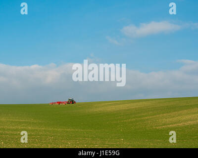 Winterbourne Abbas, Dorset, UK. 20. April 2017. Ein Landwirt nutzt eine riesige Walze Behing einen Traktor Walze ein großes Feld in West Dorset an einem sonnigen Tag. © DTNews/Alamy Leben Stockfoto