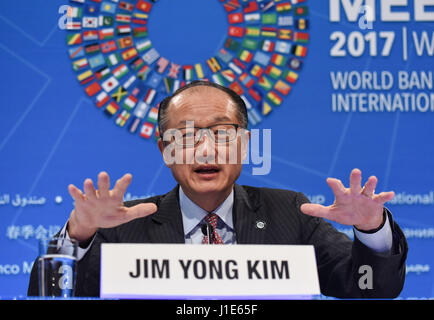 Washington, USA. 20. April 2017. Weltbank-Präsident Jim Yong Kim spricht bei der Eröffnungs-Pressekonferenz der Weltbank 2017 und Frühjahrstagung der internationalen Währungsfonds (IWF) in Washington, D.C., Hauptstadt der Vereinigten Staaten, 20. April 2017. China als das Land Millionen von Menschen aus der Armut durch ansprechende mehr und mehr in den Handel, hob hat noch offenen Handel umarmt sagte Weltbank-Präsident Jim Yong Kim am Donnerstag. Bildnachweis: Bao Dandan/Xinhua/Alamy Live-Nachrichten Stockfoto