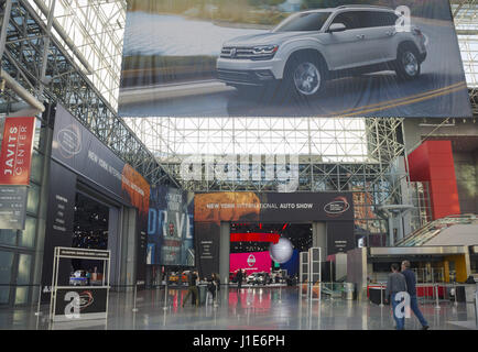 Manhattan, New York, USA. 12. April 2017. Im großen Innenraum des Javits Center Ansatz Besucher Eingang zur New York International Auto Show 2017. Über quickly Eingang ist riesige Banner für Volkswagen, und durch Eingang ist Nissan Display. Bildnachweis: Ann Parry/ZUMA Draht/Alamy Live-Nachrichten Stockfoto