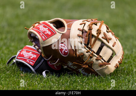 Milwaukee, WI, USA. 20. April 2017. Ein paar Rawlings Baseball Handschuhe auf dem Rasen vor dem Hauptliga-Baseball-Spiel zwischen den Milwaukee Brewers und den St. Louis Cardinals im Miller Park in Milwaukee, Wisconsin. John Fisher/CSM/Alamy Live-Nachrichten Stockfoto