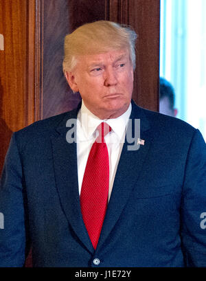 US-Präsident Donald J. Trump kommt für die gemeinsame Pressekonferenz mit Ministerpräsident Paolo Gentiloni Italiens im East Room des weißen Hauses in Washington, DC am Donnerstag, 20. April 2017. Bildnachweis: Ron Sachs/CNP /MediaPunch Stockfoto