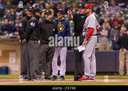 Milwaukee, WI, USA. 20. April 2017. St. Louis Cardinals-Manager Mike Matheny #22 und Milwaukee Brewers Manager Craig Counsell #30 vor der Major League Baseball Spiel zwischen den Milwaukee Brewers und den St. Louis Cardinals im Miller Park in Milwaukee, Wisconsin. John Fisher/CSM/Alamy Live-Nachrichten Stockfoto