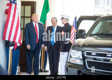 Washington, USA. 20. April 2017. Washington DC, 20. April 2017, USA: Präsident Donald J Trump begrüßt den italienischen Ministerpräsidenten Paolo Gentiloni ins Weiße Haus. Foto von Patsy Lynch/Alamy Stockfoto