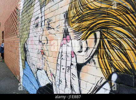 Melbourne Australien. 21. April 2017. Ein Wandbild in Melbourne zeigt Donald Trump küssen seines Präsidenten Rivalen Hilary Clinton zum Zeitpunkt des 2016 uns Präsidentschaftswahl Credit: Amer Ghazzal/Alamy Live-Nachrichten Stockfoto