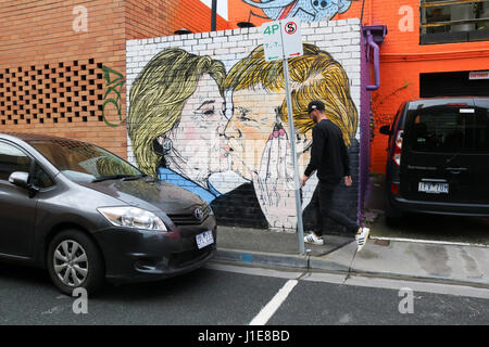 Melbourne Australien. 21. April 2017. Ein Wandbild in Melbourne zeigt Donald Trump küssen seines Präsidenten Rivalen Hilary Clinton zum Zeitpunkt des 2016 uns Präsidentschaftswahl Credit: Amer Ghazzal/Alamy Live-Nachrichten Stockfoto